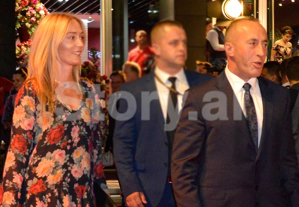Bashkëshortja gazetare e Ramush Haradinaj ka stilin e saj, ja si vishet Anita në festat e Tiranës