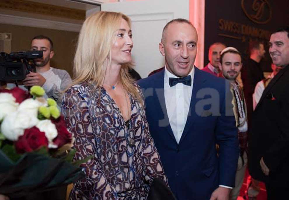 Ramush Haradinaj me gruan në ballo, fotografët e kapin duke puthur në mënyrë kompromentuese dy organizatoret