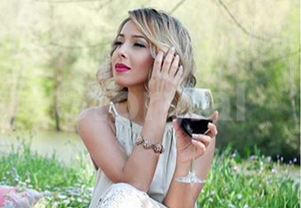 Miriam Cani ditë vere si në parajsë/ lule, fruta, verë të kuqe
