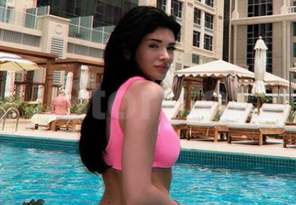 Erdhi koha që Era Istrefi të tregojë të pasmet, ja si duket me bikini në Dubai