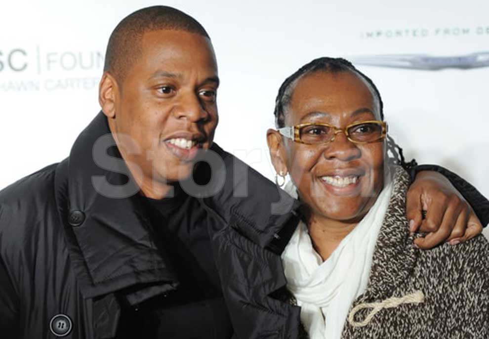 Jay-Z flet për mamanë e tij: “Qava kur më tha se është lezbike”