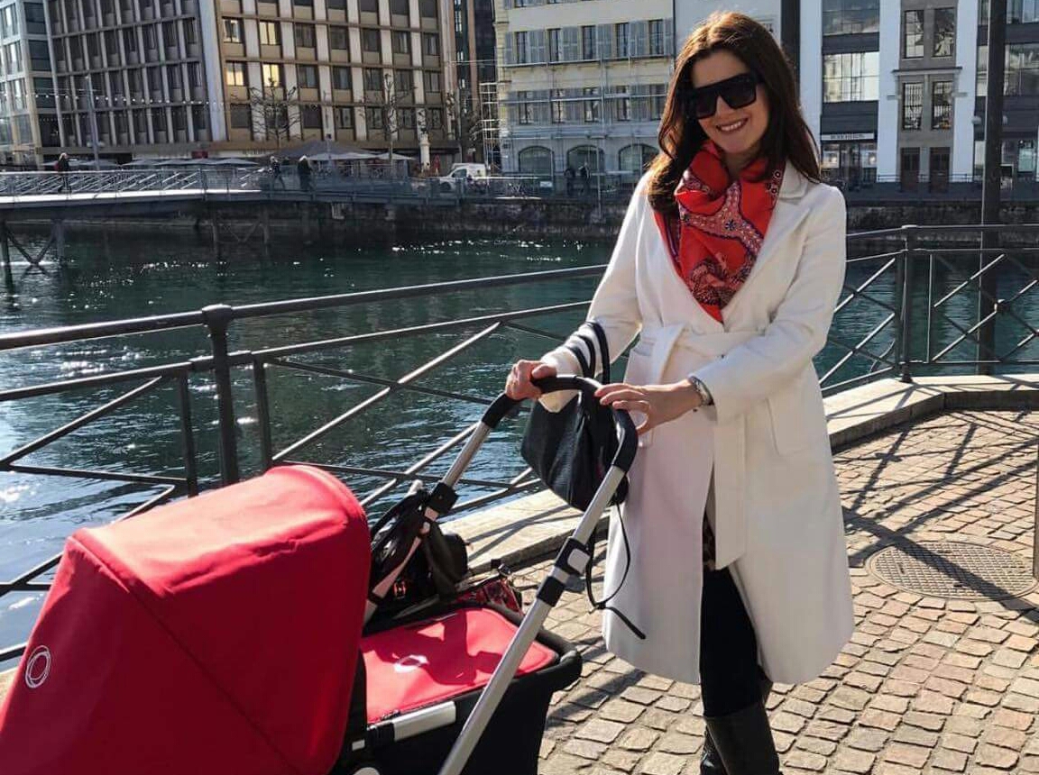 Floriana Garo nënë me kohë të plotë, foto e parë ku shëtit vajzën me karrocë