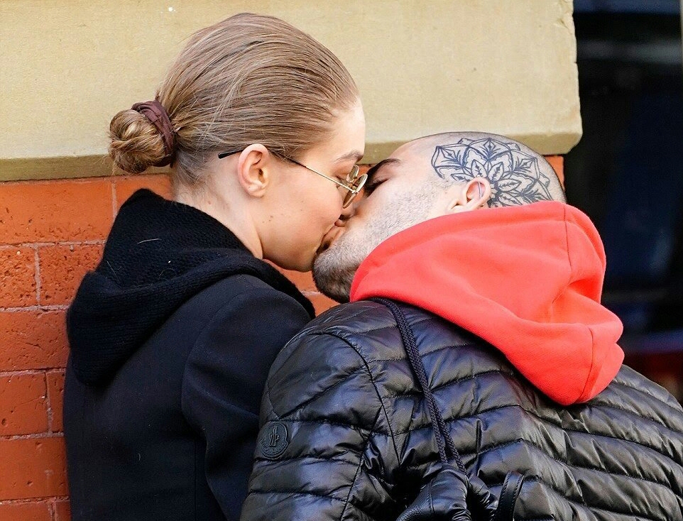Gigi & Zayn, çifti i ndarë i showbizit-it kapen duke u puthur në fshehtësi
