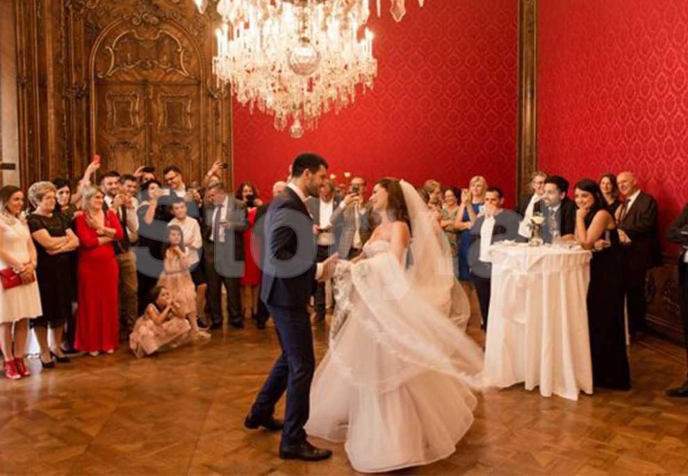 Dasma e ëndrrave/ Artistja shqiptare martohet në një nga pallatet e vjetër të Vjenës