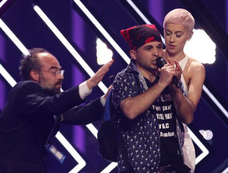 I rrëmbeu mikrofonin përfaqësueses britanike, kush është reperi shqiptar që bëri skandal në finalen e Eurovisionit