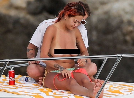 Rita Ora nxjerr gjoksin në plazh, pushimet “hot” me të dashurin