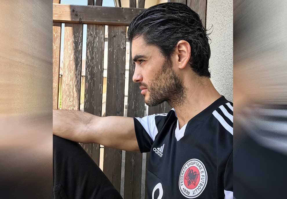 Muskuj dhe thinja, stili i 35-vjeçarit Nik Xhelilaj kthehet në trend në serialet turke