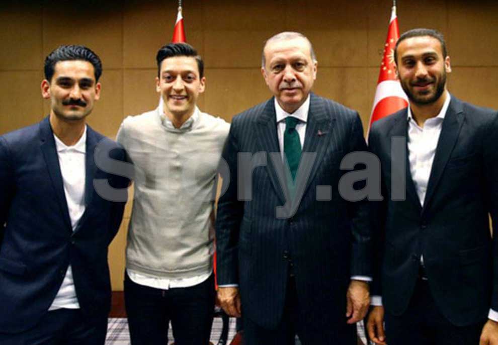 Özil mes dy zjarresh pas fotos me Erdogan, lumë kritikash nga tifozët  e Gjermanisë dhe Turqisë