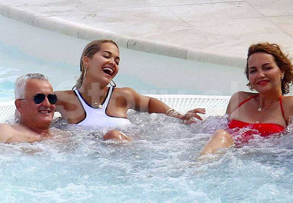 Rita Ora shijon pushimet me prindërit, ja si duket me bikini