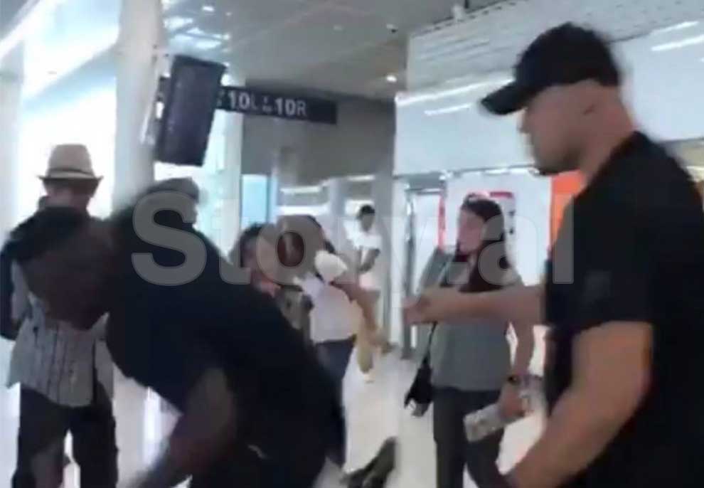 Rrahje masive midis reperëve të njohur në aeroportin e Parisit (VIDEO)