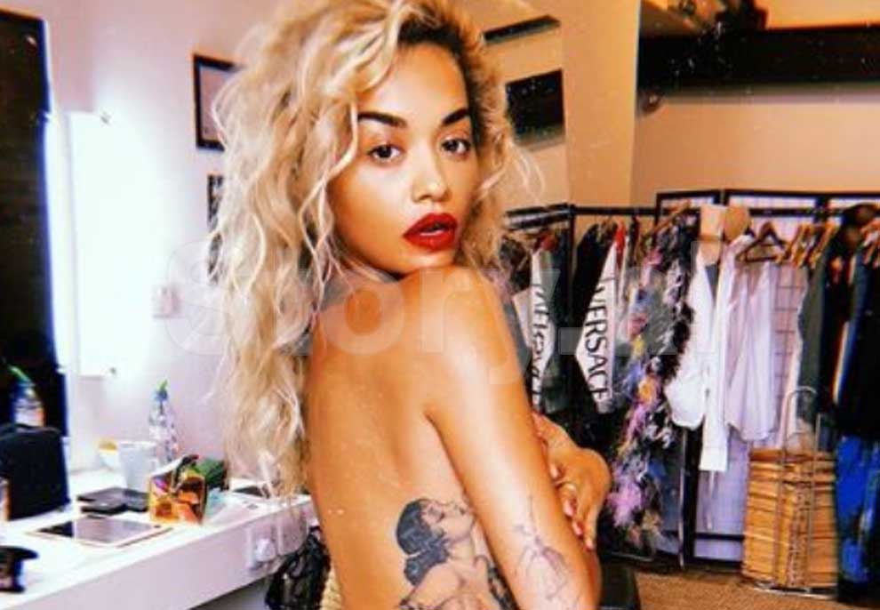 Rita Ora del topless për të ekspozuar koleksionin e tatuazheve