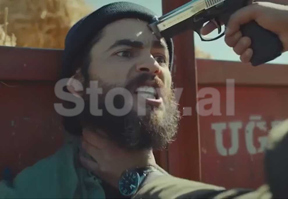 I vënë armën në kokë në serialin turk, video e Nik Xhelilaj bën xhiron e botës