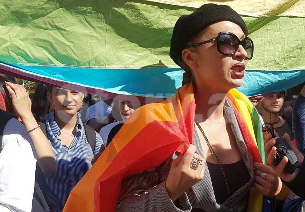 Parada e LGBTI-së në Kosovë/ Adelina Ismaili bëhet pjesë, Xheni Karaj puth të dashurën në buzë