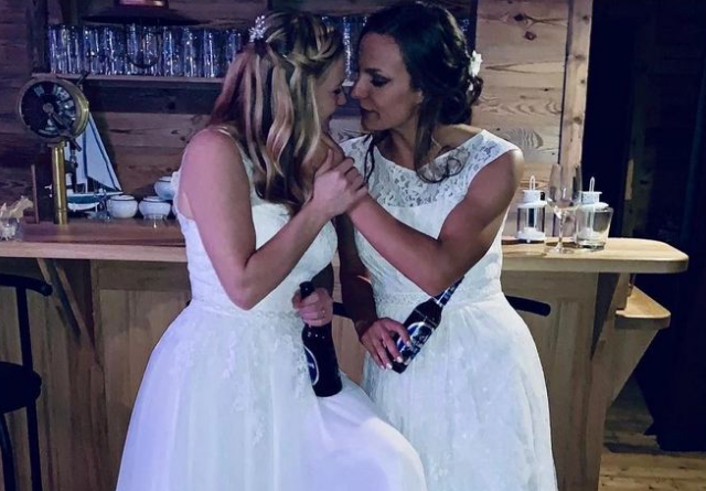 Dasmë lesbikesh te Bajerni i Mynihut, dy lojtaret e ekipit martohen me njëra-tjetrën