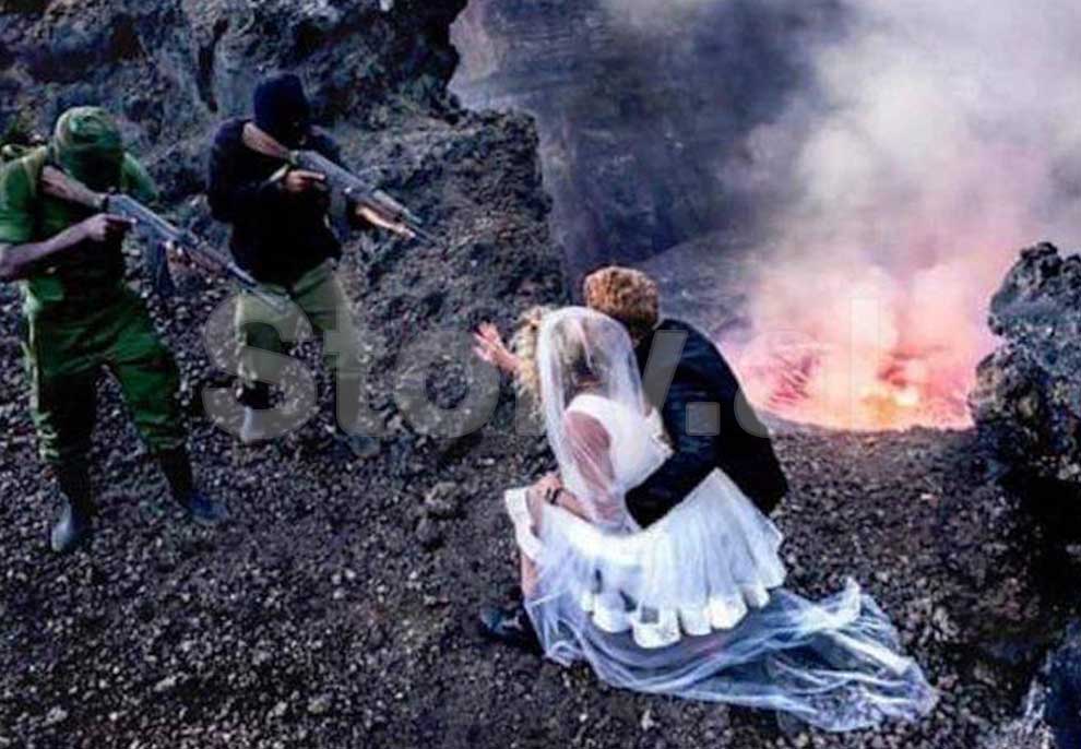 Çifti martohet nën kërcënimin e armëve, fotot bëjnë xhiron e botës