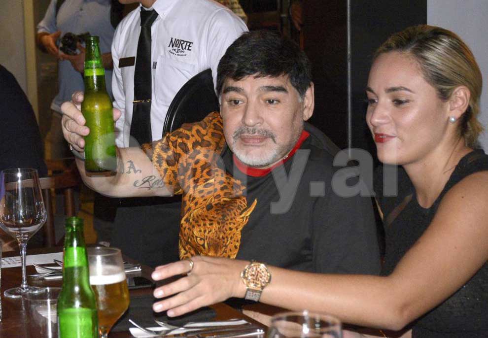Maradona vesh bluzë me tigër kur darkon me të fejuarën 30 vite më të re