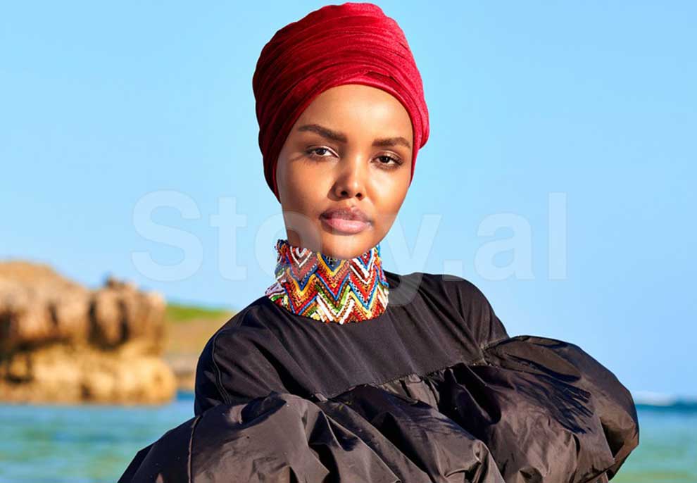 Me hijab në plazh, modelja myslimane me stilin e saj në revistën e njohur