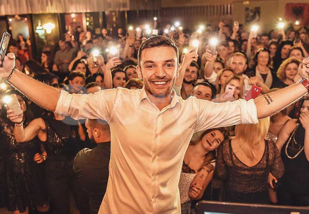 Olsi Bylyku feston ditëlindjen, shokët e urojnë me 100 role të tjera