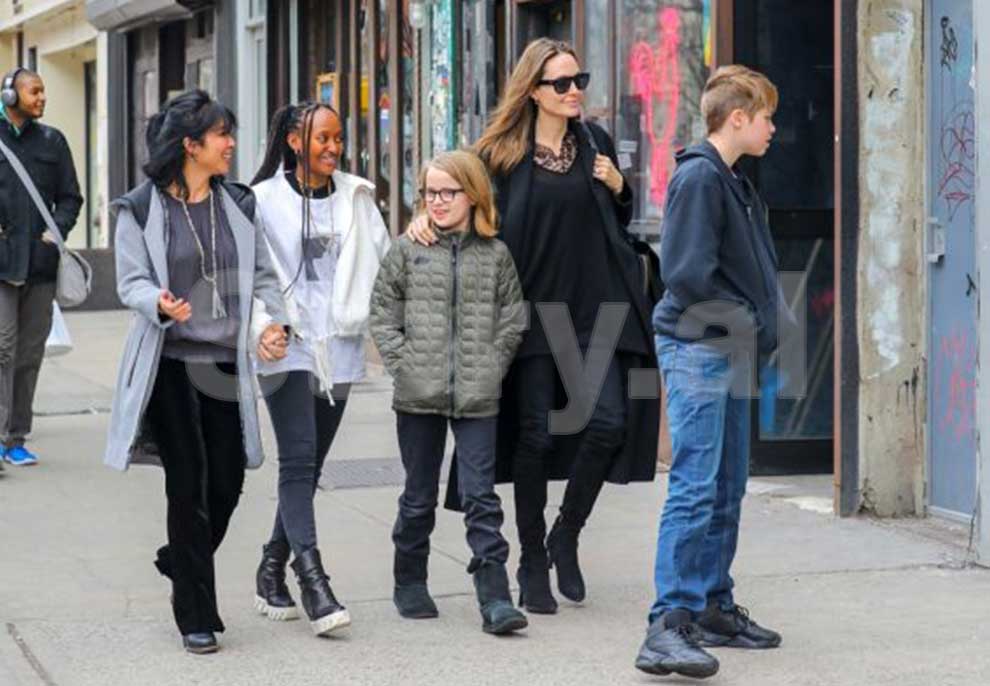 Angelina Jolie del me të bijën, çuditen të gjithë me kopjen e Brad Pitt