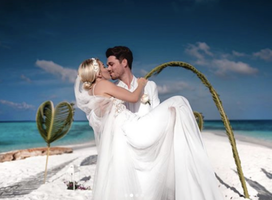 “Deri sa vdekja të na ndajë”, martohen në Maldive Alban Skënderaj dhe Miram Cani