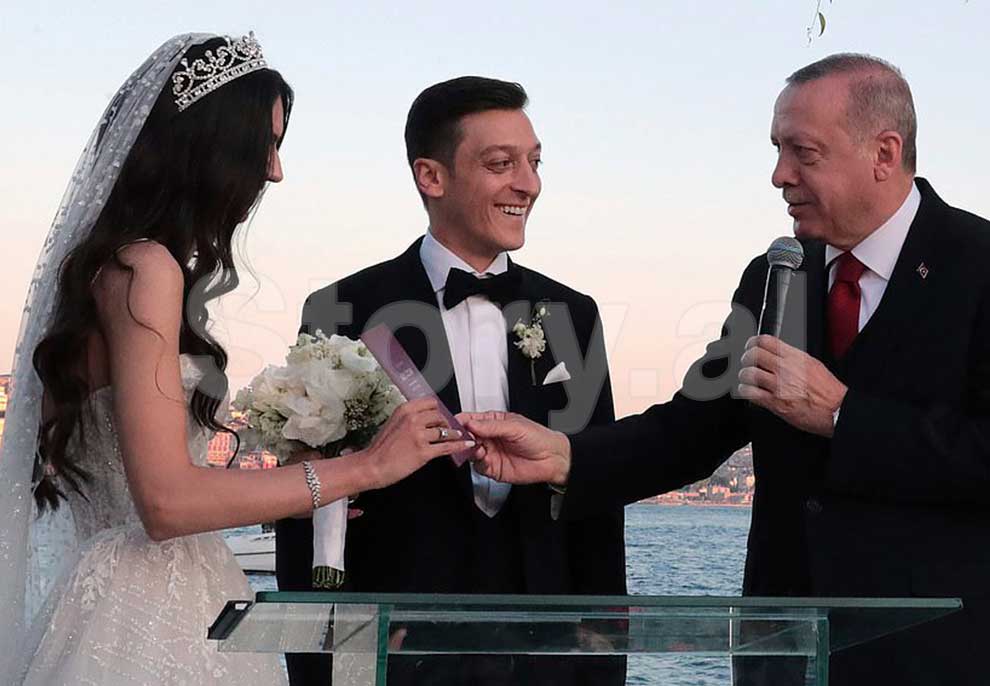Dasmë VIP/Ylli i serialeve turke dhe Mesut Ozil martohen me bekimin e Erdogan