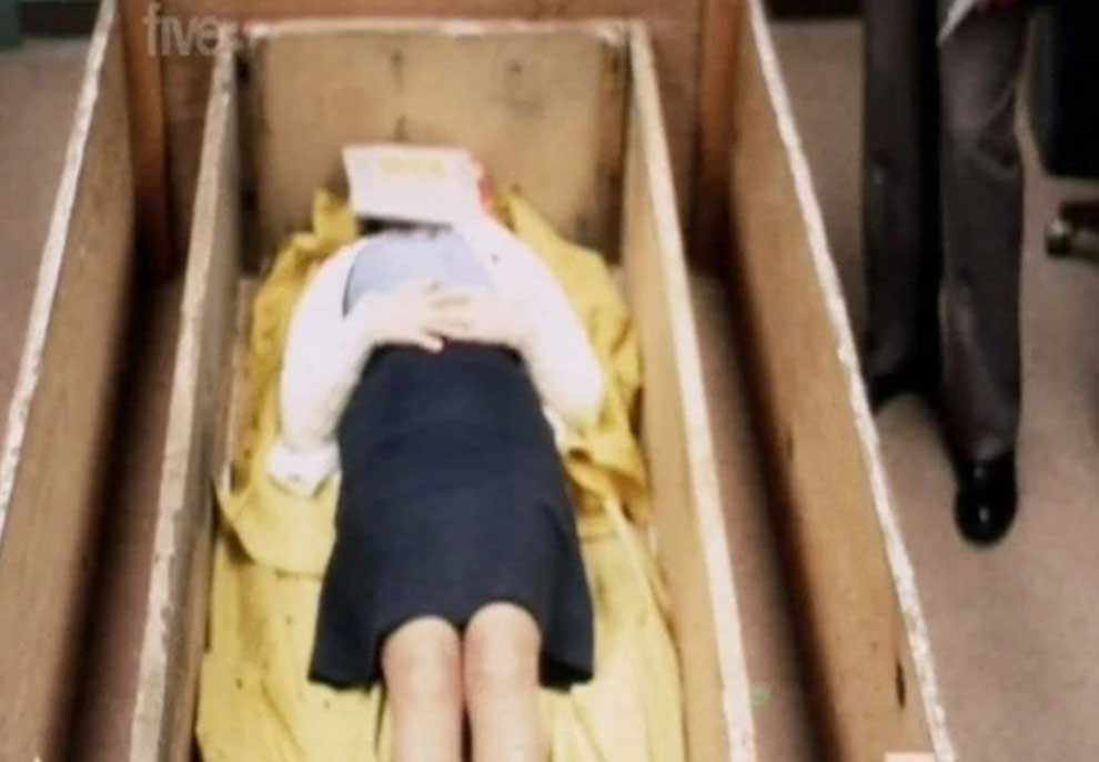 Histori triller/ Gruaja rrëfen jetën brenda në arkivol, pasi u rrëmbye nga një çift