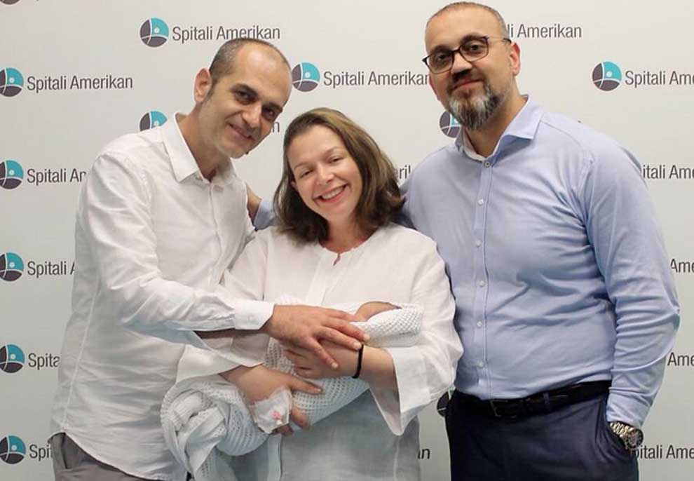 Pranë bashkëshortit dhe me foshnjën në krah, Rona Nishliu publikon foton e parë pas shtatzënisë