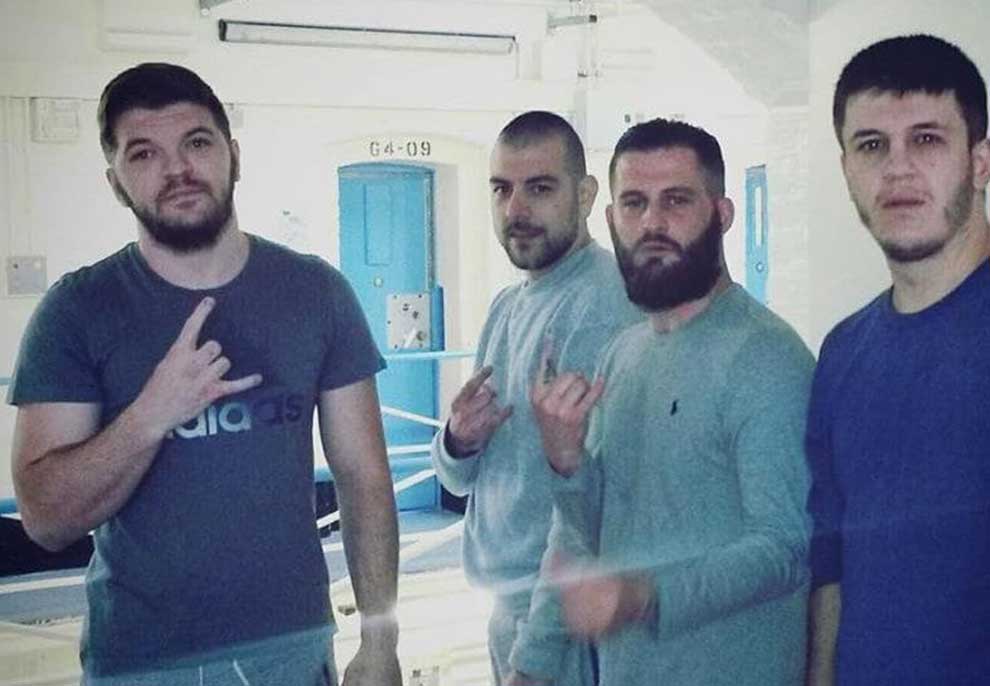 Shqiptarët tallen me drejtësinë britanike, publikojnë foto duke qeshur nga burgu