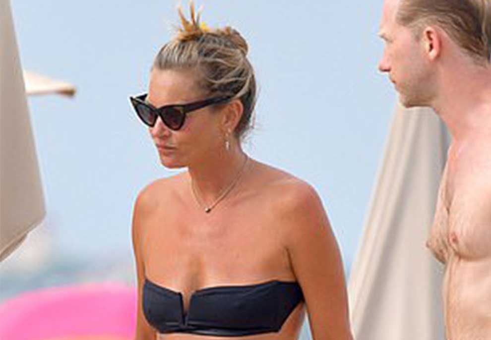 Pushime në St Tropez/ Kate Moss, me bikini dhe pa makeup