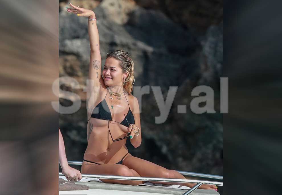 Rita Ora me bikini shumë të vogla në Ibiza, ndërhyn e ëma