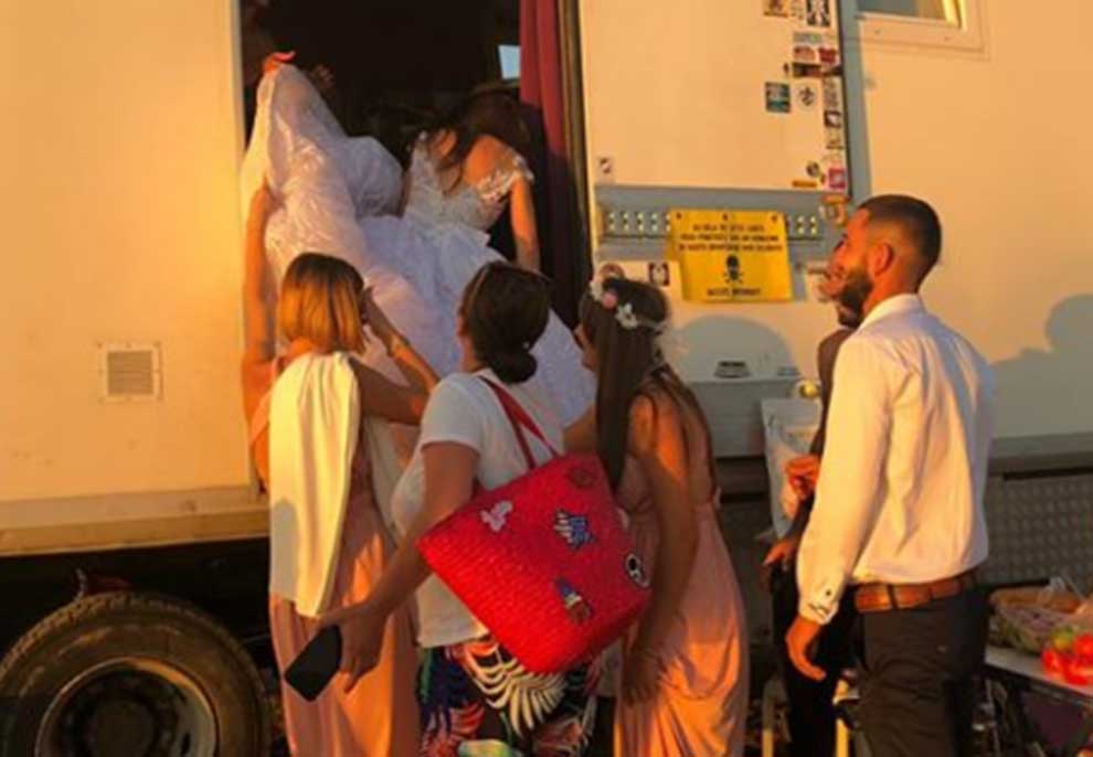 FOTOT/ Gjesti i veçantë i turistëve në Vlorë me çiftin fierak që po martoheshin