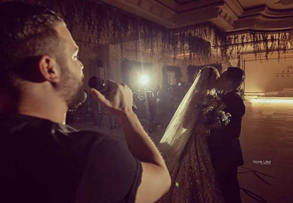 Martohet biznesmeni shqiptar, Flor Mumajesi ‘e djeg’ në dasmën luksoze (VIDEO+ FOTO)
