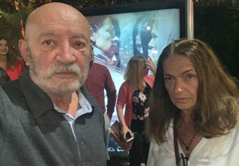 Tre vite pas ndarjes nga jeta të së bijës, aktori shqiptar shkon për herë të parë në një premierë filmi dhe rrënqeth me fjalët