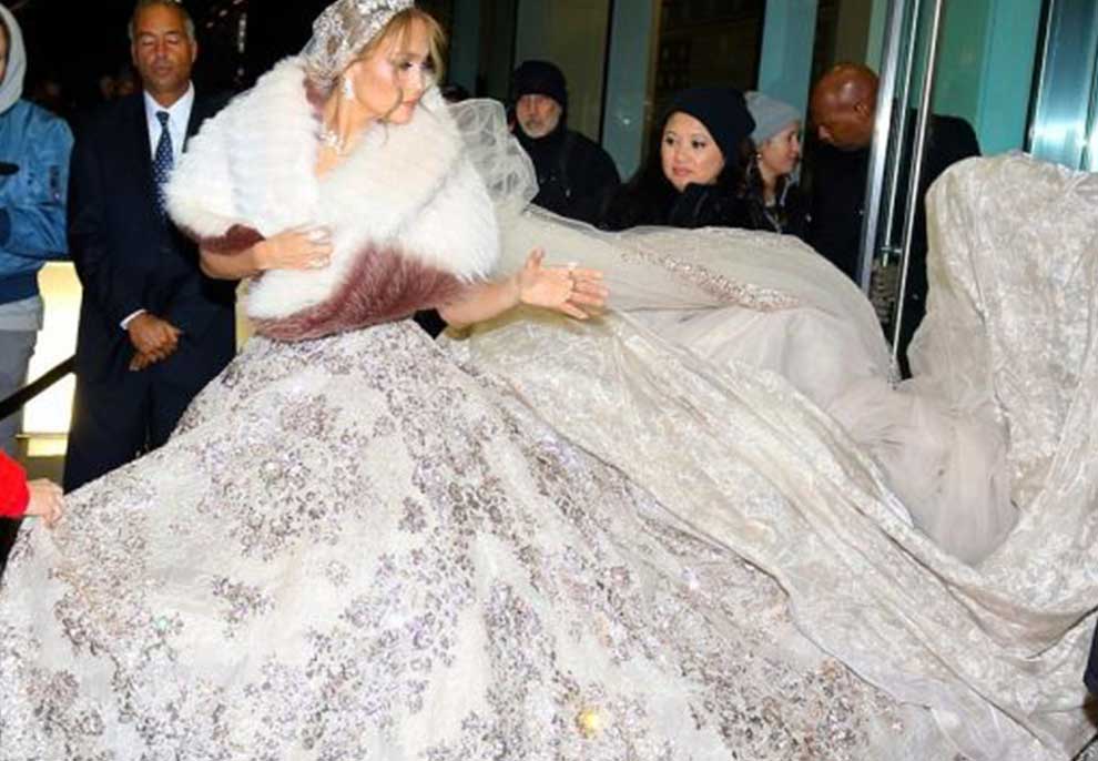 Pak kohë përpara dasmës së saj, Jennifer Lopez duket mahnitëse me fustanin e nusërisë në setin e xhirimeve