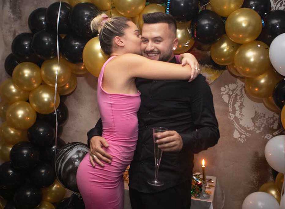 FOTO/ Gazetari shkëmben puthje e përqafime me një vajzë seksi, ç’ndodhi në festën e 27-vjetorit