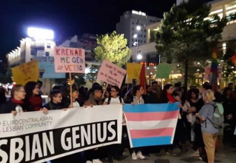VIDEO/ Protestë e pazakontë në mes të Tiranës: Jemi lesbike, jemi krenare