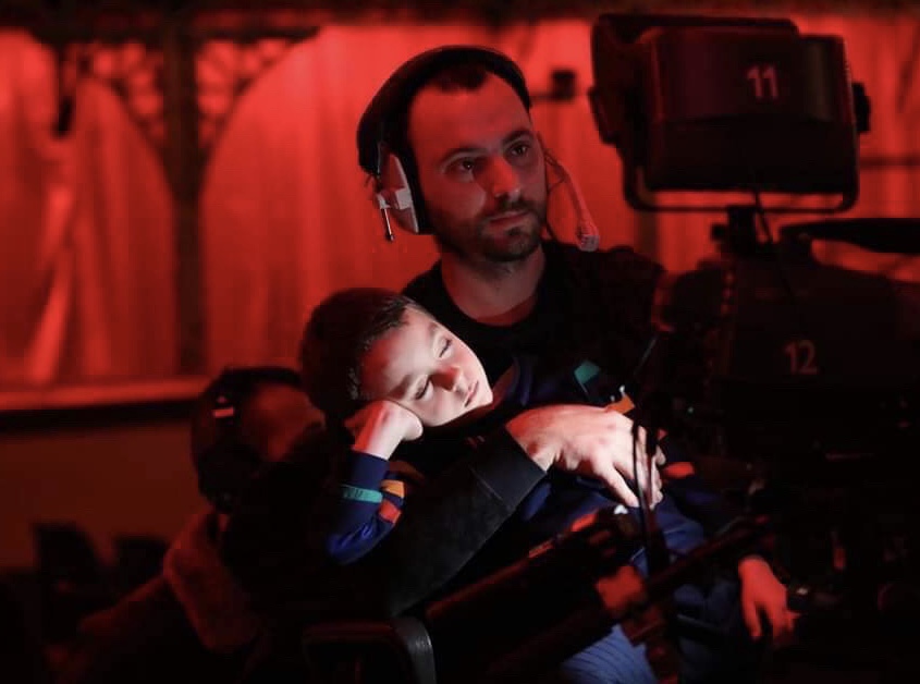 Fotoja prekëse pas tërmetit/Kameramani i “Top Channel” xhiron me fëmijën në krah