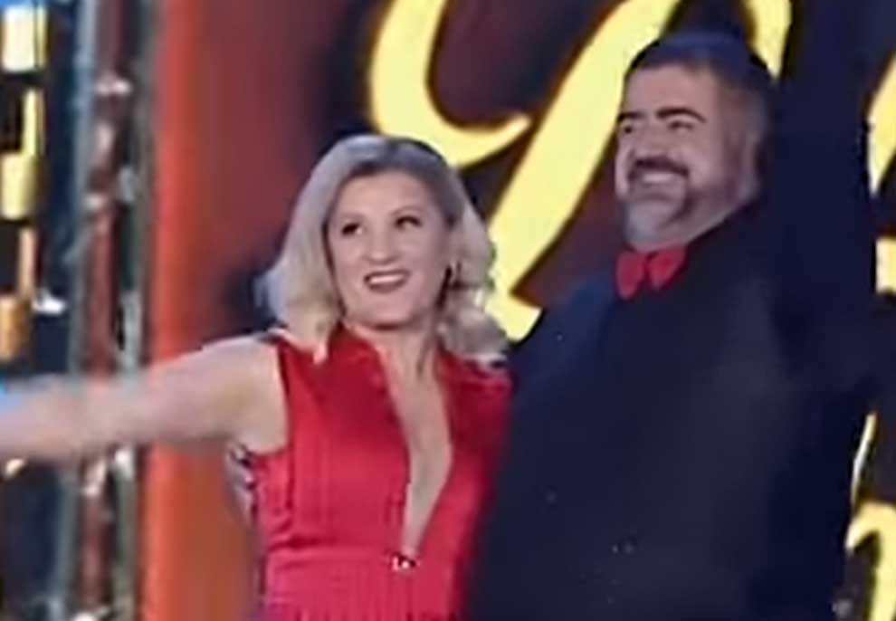 VIDEO/ Ish deputeti puthje në buzë me gruan gjatë spektaklit: Kur jemi njohur kam qenë 60 kg më i ri