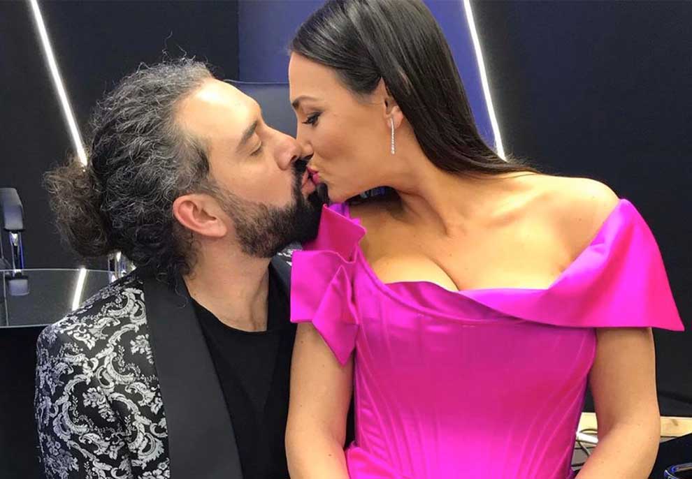 Foto/ Pas performancës, Marsela Çibukaj dhe i dashuri puthen në prapaskenë