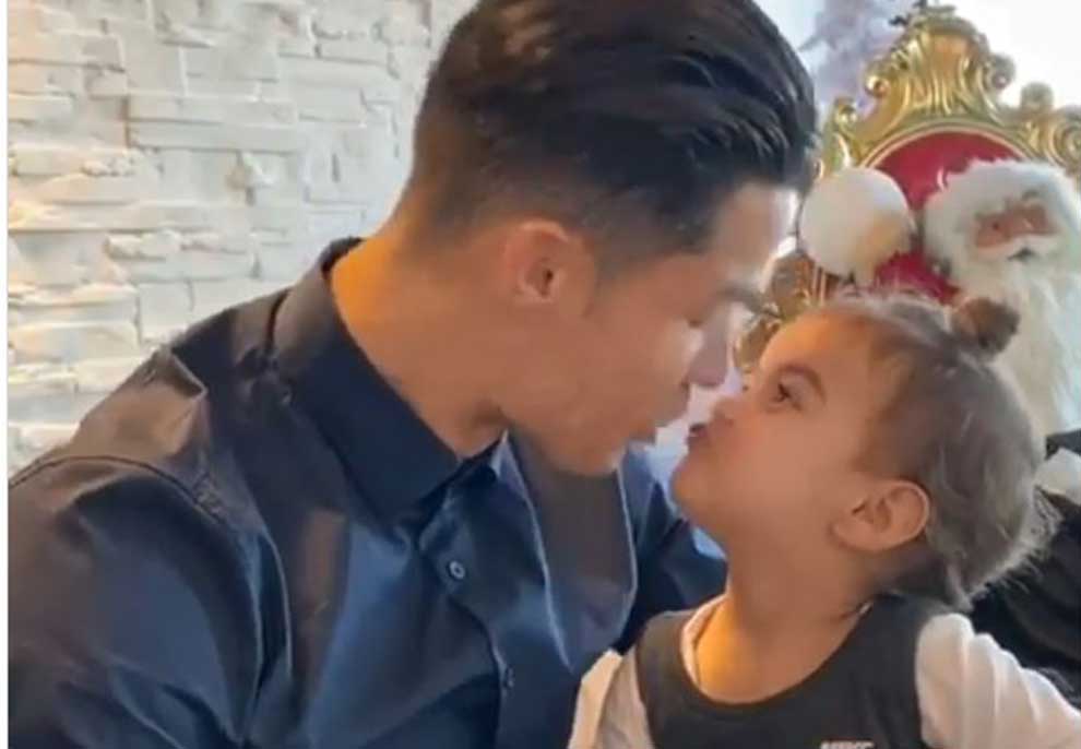 Cristiano Ronaldo puth në buzë të bijën…(VIDEO)