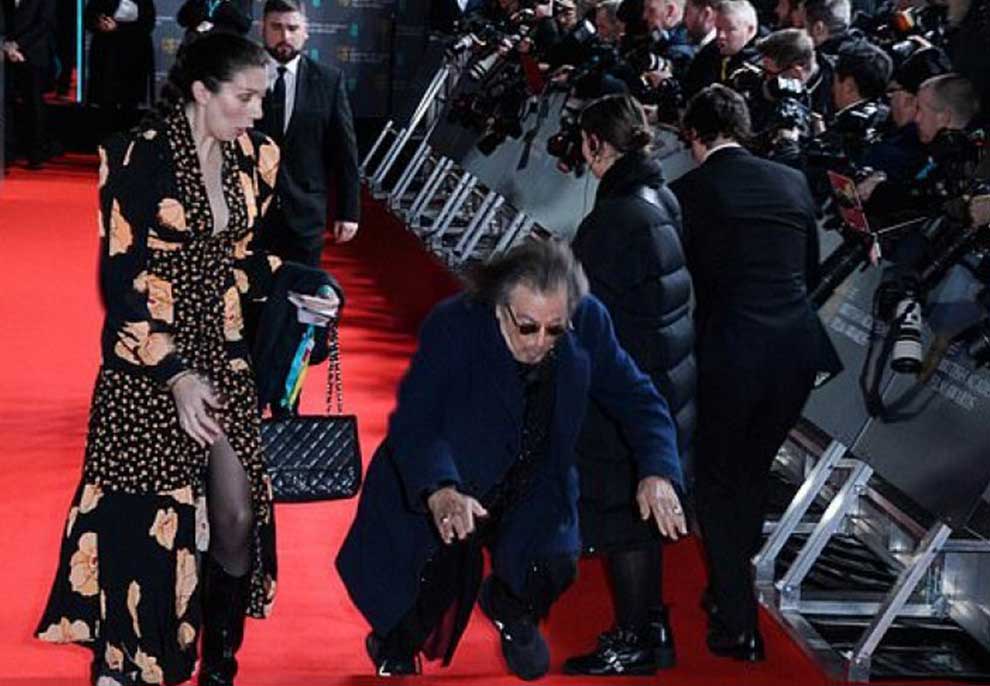 Al Pacino rrëzohet në tapetin e kuq të çmimeve Bafta