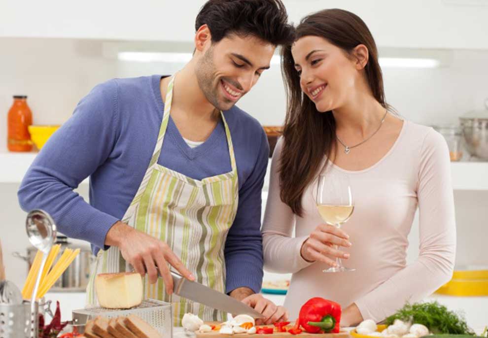 Studim / Burrat që gatuajnë dhe pastrojnë janë më tërheqës për gratë