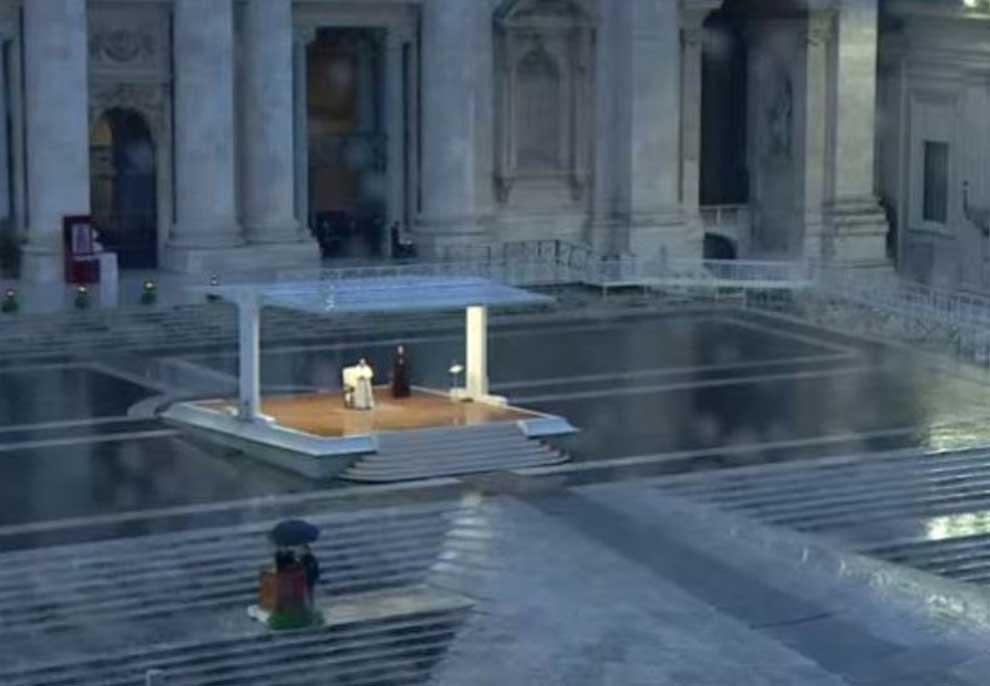 I vetëm dhe i gjunjëzuar para kryqit, Papa Françesku ulet në sheshin e Shën Pjetrit dhe lutet për botën