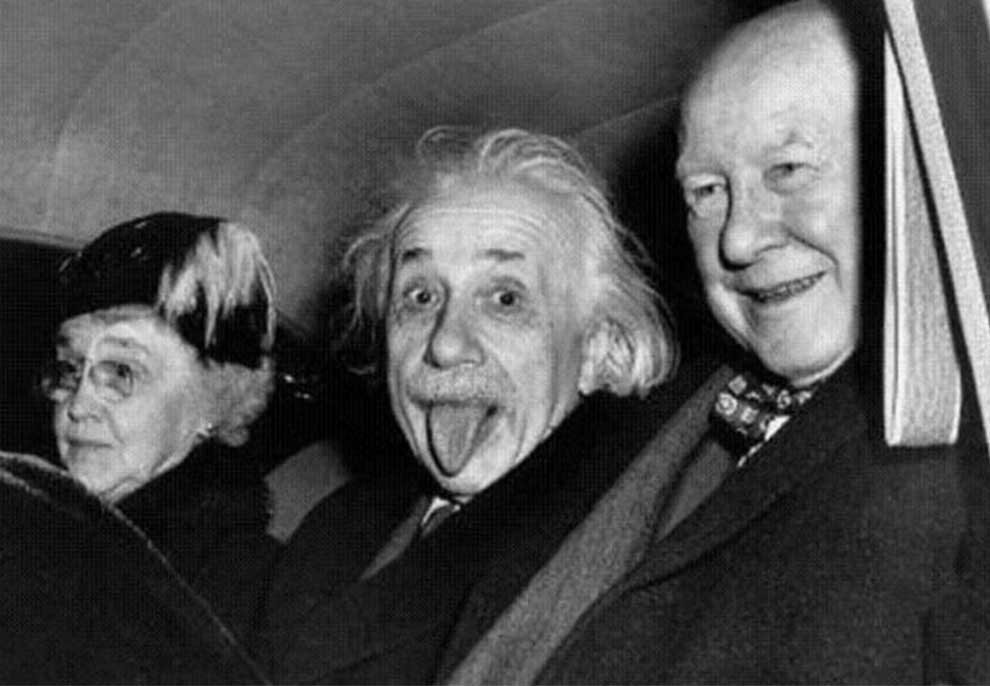 Ja cila ishte arsyeja që Albert Einstein ua nxorri gjuhën fotografëve