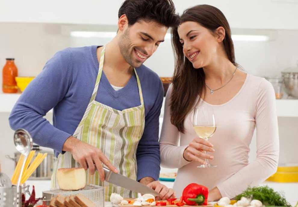 Studim / Burrat që gatuajnë dhe pastrojnë janë më tërheqës për gratë