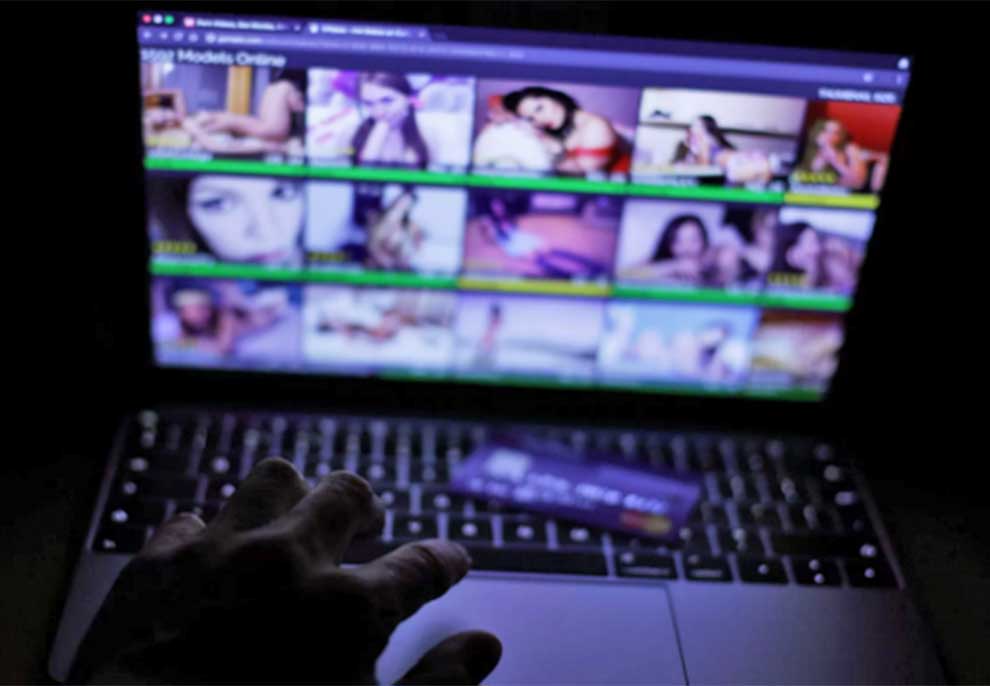 Video intime e gazetares shqiptare detyron AKEP të mbyllë të gjitha faqet pornografike