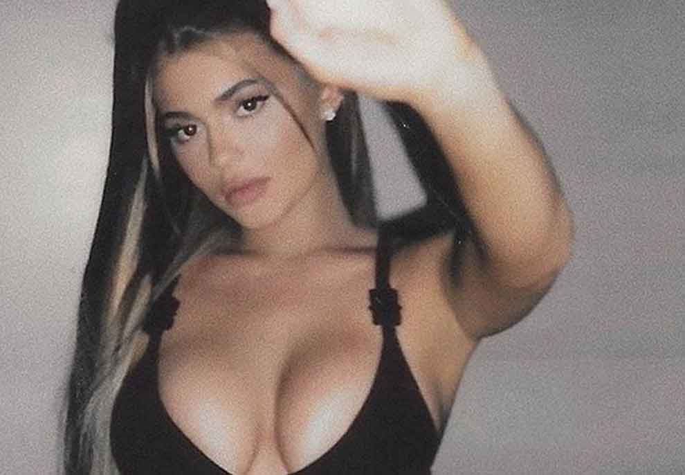 Veshjen 65 mijë dollarëshe të Kylie Jenner në karantinë mund ta gjeni për 2000 lekë në një treg normal shqiptar