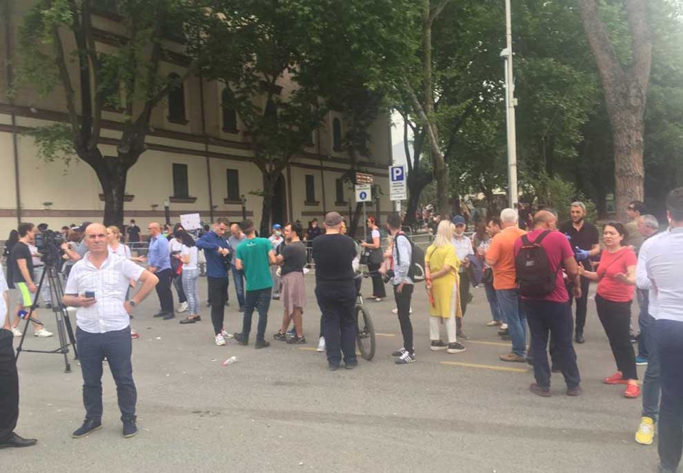 Protesta për Teatrin, nis grumbullimi në bulevard (FOTO)