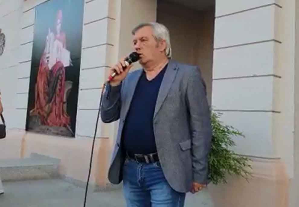 Aktori Zef Deda përlotet dhe puth muret e teatrit “Migjeni” në Shkodër”- Nuk guxojnë ta prekin këtë tempull. Qeveria mafie që po shkatërron vendin