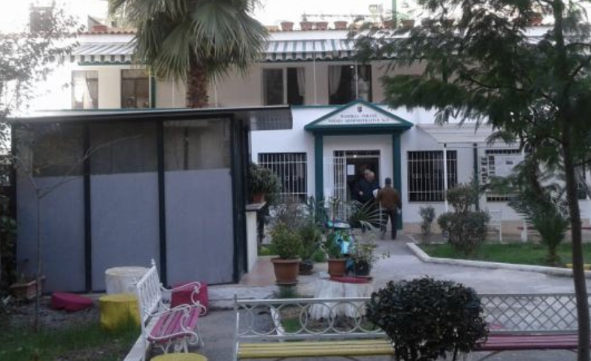 Mbyllet çerdhja në zonën e ish-Bllokut në Tiranë, pjestarë të stafit pozitivë me Covid-19